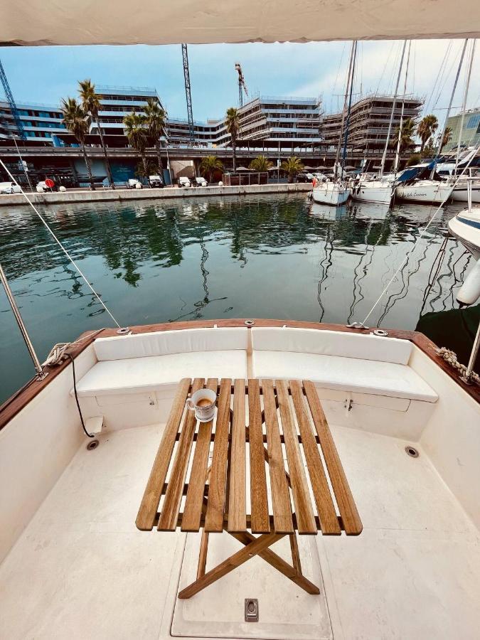 Stylish 80'S Fishing Boat Hotel ซานต์อาเตรียเดเบซอซ ภายนอก รูปภาพ