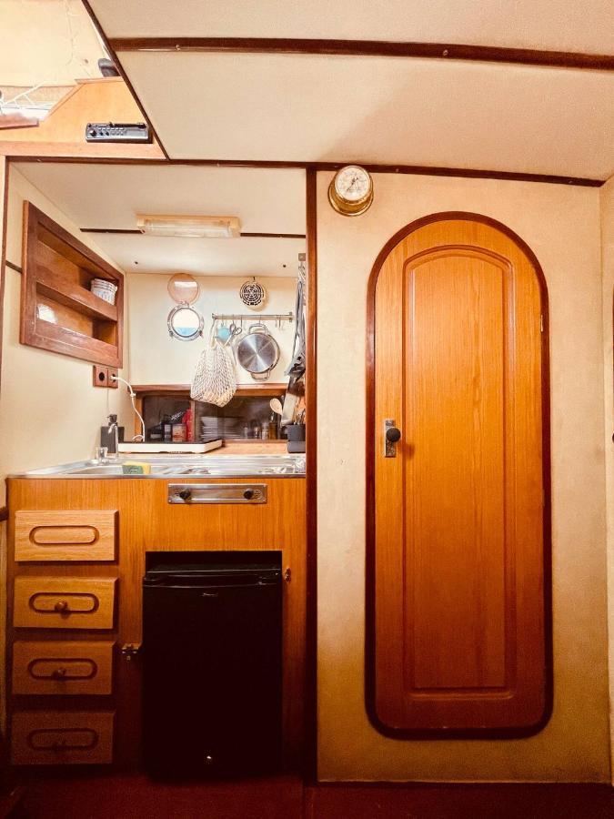 Stylish 80'S Fishing Boat Hotel ซานต์อาเตรียเดเบซอซ ภายนอก รูปภาพ