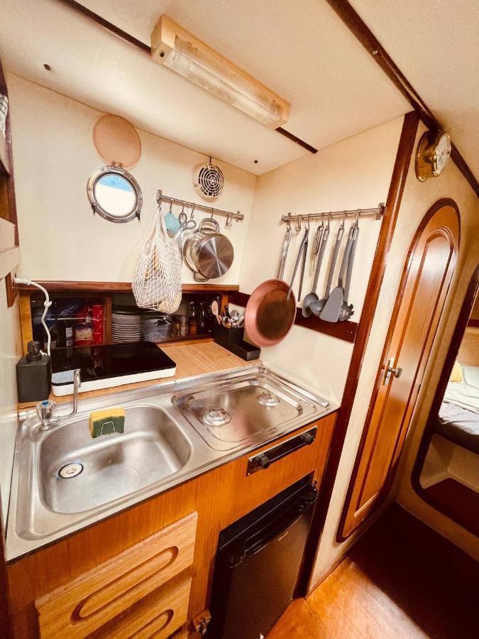 Stylish 80'S Fishing Boat Hotel ซานต์อาเตรียเดเบซอซ ภายนอก รูปภาพ