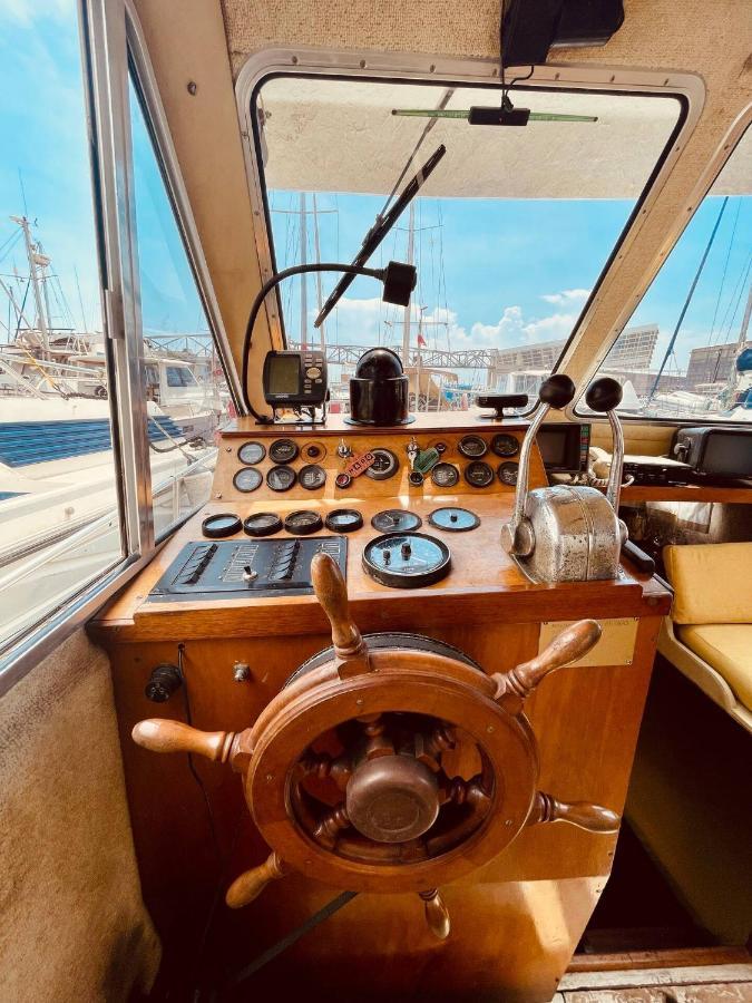 Stylish 80'S Fishing Boat Hotel ซานต์อาเตรียเดเบซอซ ภายนอก รูปภาพ