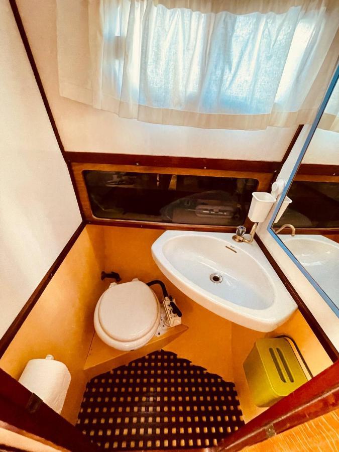 Stylish 80'S Fishing Boat Hotel ซานต์อาเตรียเดเบซอซ ภายนอก รูปภาพ